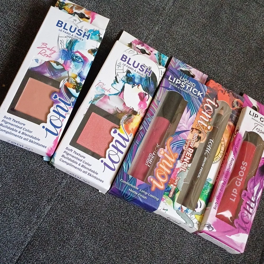 Bundle of 5 pieces lip gloss Pencil Lipsticks and Blush New with tag